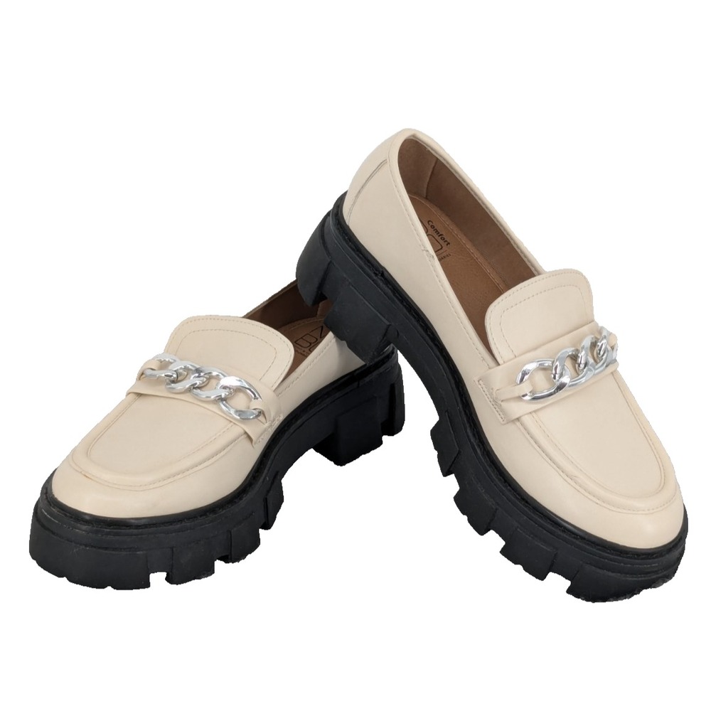 NO BOUNDARIES Cream Loafers SZ 7 Silver Chain Black Lug Soles Comfort NWOB